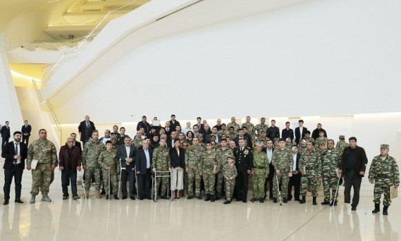 Mehriban Əliyeva yüksək texnologiyalı protezlərlə təmin olunan hərbçilərlə görüşüb