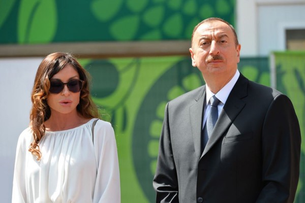 Prezident və xanımı 10 milyonuncu sakinin valideynləri ilə görüşdü