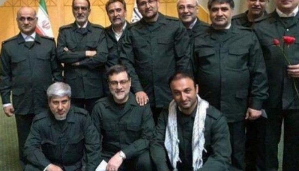 İranlı deputatlar parlamentin iclasına hərbi formada gəliblər
