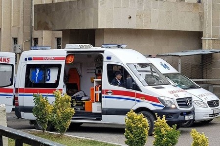 Bakıda sərnişin avtobusu ilə minik maşını toqquşub, 5 nəfər yaralanıb