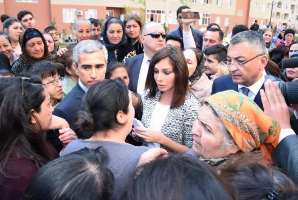 Birinci vitse-prezident məcburi köçkünlərlə görüşüb