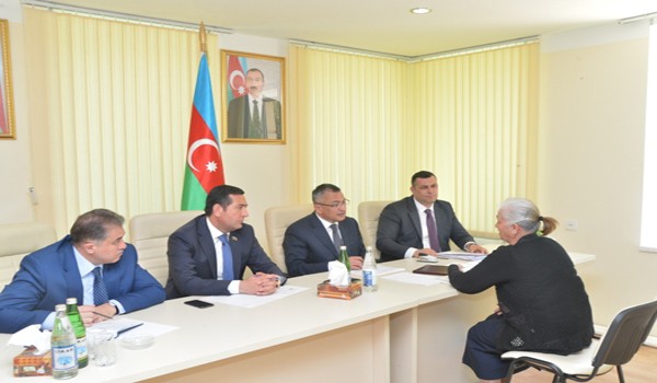 Dövlət Komitəsinin sədri İsmayıllıda vətəndaşları qəbul edib