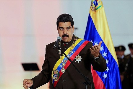Pompeo deyir, "qaçmaq istəyir", Maduro deyir, "yalandır"