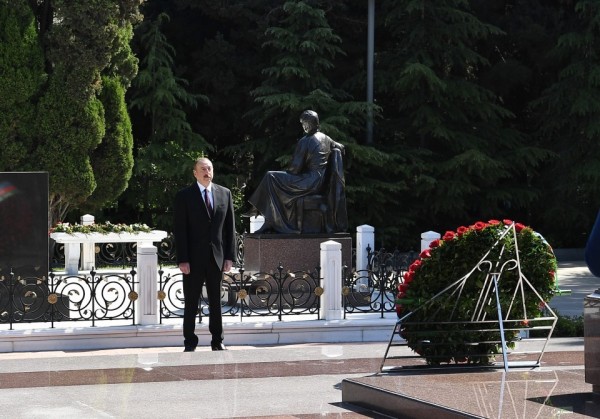 Azərbaycan Prezidenti ümummilli lider Heydər Əliyevin məzarını ziyarət edib