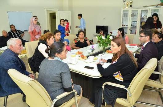 Qənirə Paşayeva Qovlar şəhərində sakinlərlə görüşüb