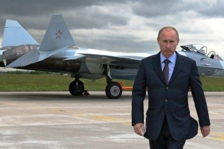 Putin “Xəncər”ə baxmağa getdi, təyyarəsini 6 Su-57 qırıcısı müşayiət etdi