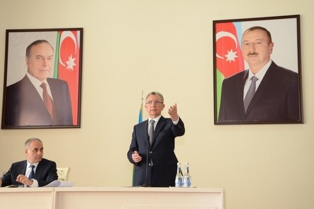 Eldar Əzizov: "Evlərin sənədləşmə işlərini bir anda həll etmək mümkün deyil"