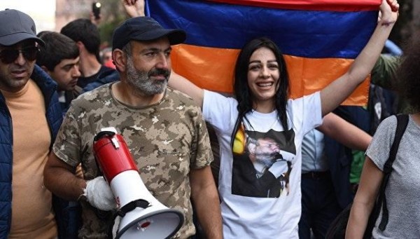 Nikol xalqı küçələrə çıxartdı: əhali bu binaları tutmağa başladı