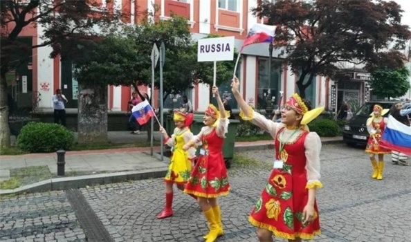 Gürcüstanda nazir Rusiya bayrağına görə istefaya göndərilib - FOTO