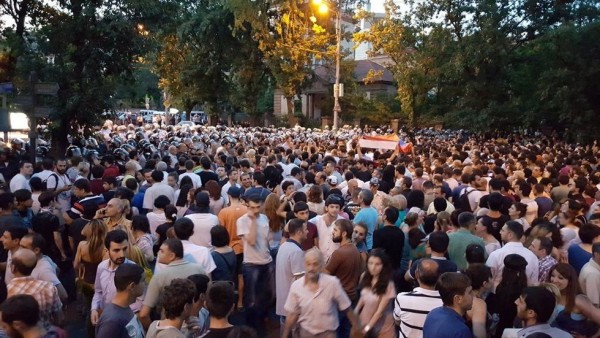 Yerevanda Paşinyana qarşı etirazlar - həbslər var