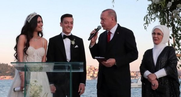 Ərdoğan və xanımı Özilin toyunda şahid oldular (VİDEO)