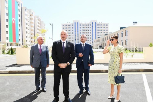 İlham Əliyev Pirallahı rayonunda məcburi köçkünlər üçün salınan yaşayış kompleksinin açılışında iştirak edib