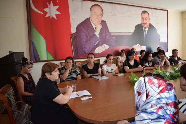 Azərbaycan qadınları yüz il sonra yenidən çadraya bürünürlər