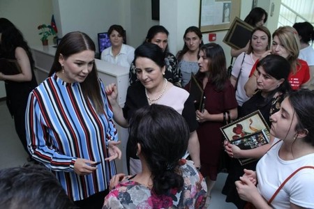 Qənirə Paşayeva Qovlar şəhərində sakinlərlə görüşüb, qayğıları ilə maraqlanıb