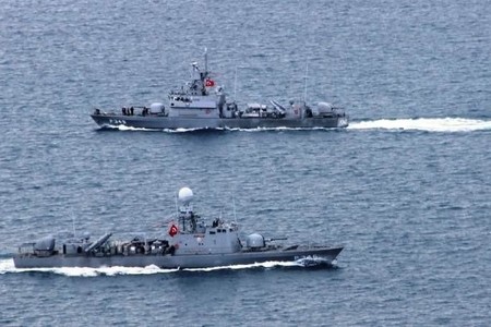 Gərginlik: Yunanıstanın və Türkiyənin döyüş gəmiləri üz-üzə - Video