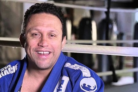 Keçmiş MMA çempionu Makrona səsləndi: "Boynunu toyuq kimi üzərəm"