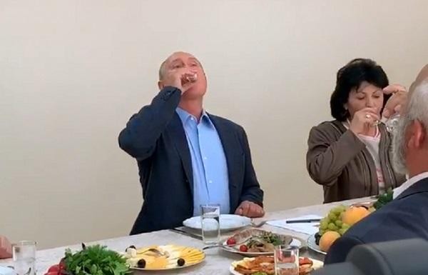 Putin 20 il sonra Dağıstana gəldi və “arağını” içdi - Video