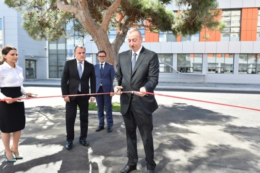 İlham Əliyev Sənaye və İnnovasiyalar üzrə Bakı Dövlət Peşə Təhsil Mərkəzinin açılışında - FOTO