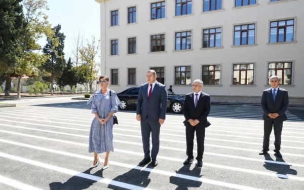 Mehriban Əliyeva 113 nömrəli məktəbdə əsaslı təmirdən sonra yaradılan şəraitlə tanış olub