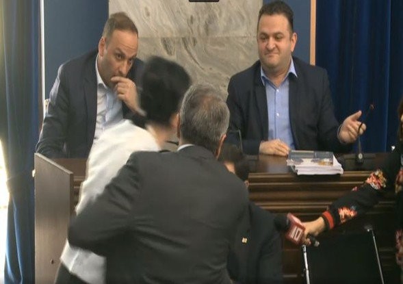 Gürcüstan parlamentində qadın deputat kişi həmkarını vurdu