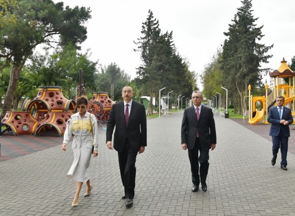 Prezident İlham Əliyev Bakının Atatürk prospektində yerləşən parkda yaradılan şəraitlə tanış olub