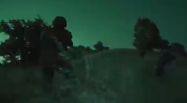 Qaynar nöqtədən ilk VİDEO görüntülər- Türk əsgəri YPG-ni vura-vura irəliləyir