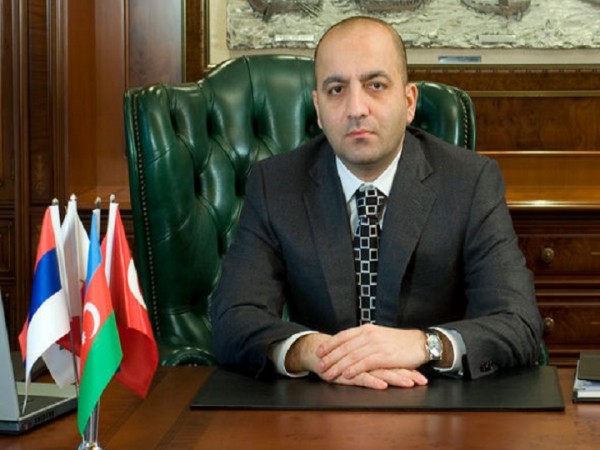 Mübariz Mənsimov gitarada çalıb oxudu