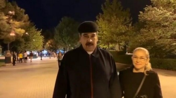 Maduro xanımı ilə birgə Bakı bulvarında - Video