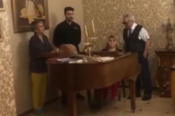 Deputat qızı ilə mahnı oxudu