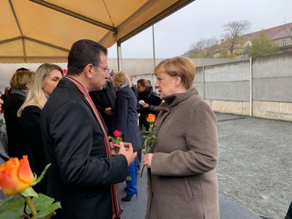 İmamoğlu Merkellə Berlin divarının sökülməsi ilə bağlı tədbirdə...