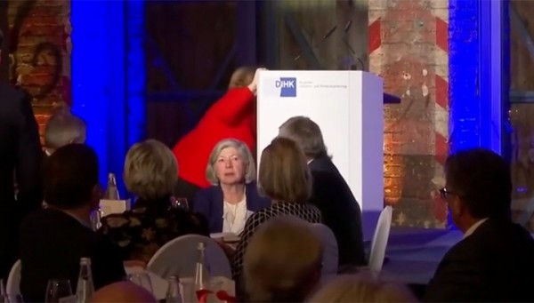 Angela Merkel səhnədə yıxıldı