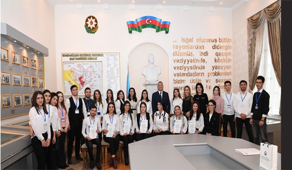 Dövlət Komitəsinin sədri gənc könüllüləri təbrik edib