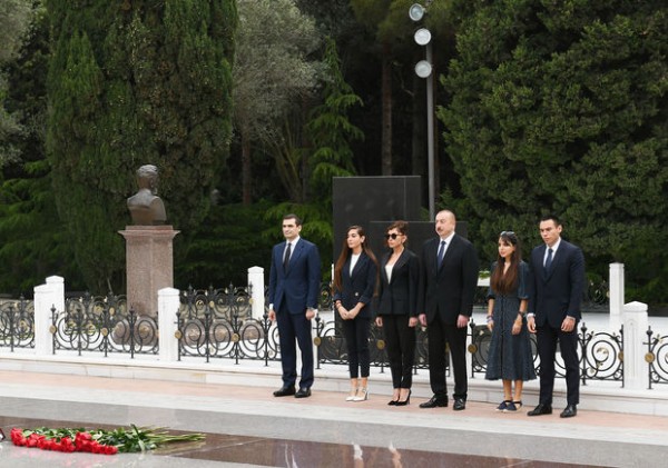 İlham Əliyev və Mehriban Əliyeva Heydər Əliyevin məzarını ziyarət etdi