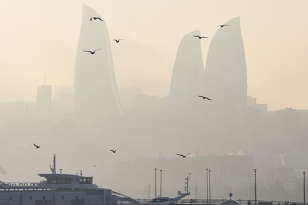Bakını qatı duman bürüməsinin səbəbləri açıqlanıb