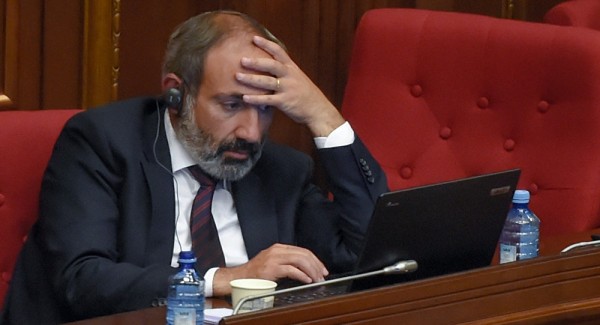 Paşinyan Putinin qarşısında biabır oldu
