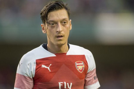 Mesut Ozil 219 yoxsul uşağın əməliyyatını üzərinə götürüb- FOTO