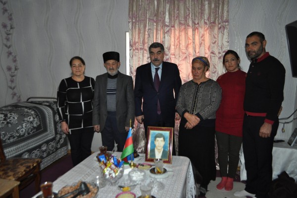 Rüstəm Xəlilov şəhid ailələrini evlərində ziyarət edib