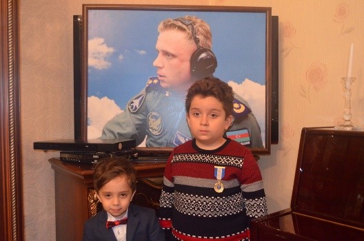“Şücaətə görə” medalı hərbi pilot Rəşad Atakişiyevin ailəsinə təqdim olunub
