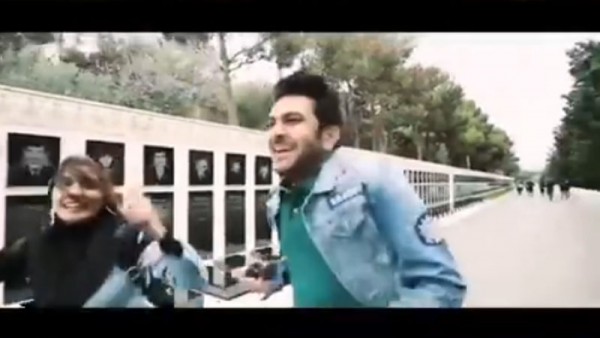 Hindistanlı gənclərdən Şəhidlər Xiyabanında hörmətsizlik: Mahnı oxudular, klip çəkdilər (VİDEO)