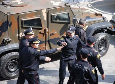 Gəncədə polislə silahlı qarşıdurmanın görüntüləri yayımlanıb