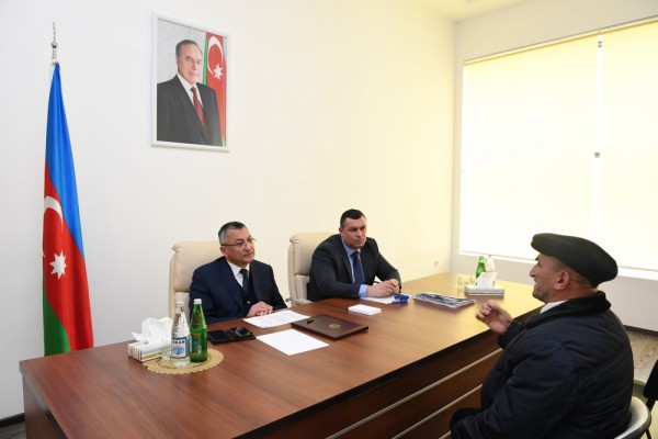 Dövlət Komitəsinin sədri Sabirabadda məcburi köçkünləri qəbul edib