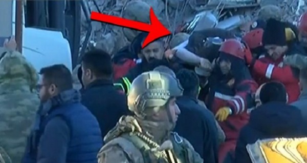 Hamilə qadın dağıntılar altından sağ çıxarıldı