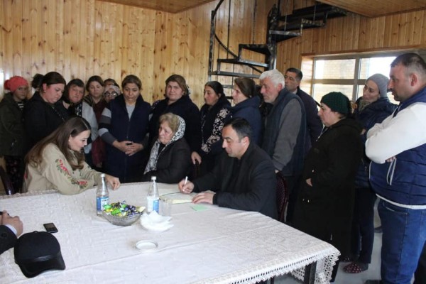 Qənirə Paşayevanın seçicilərlə görüşü davam edir