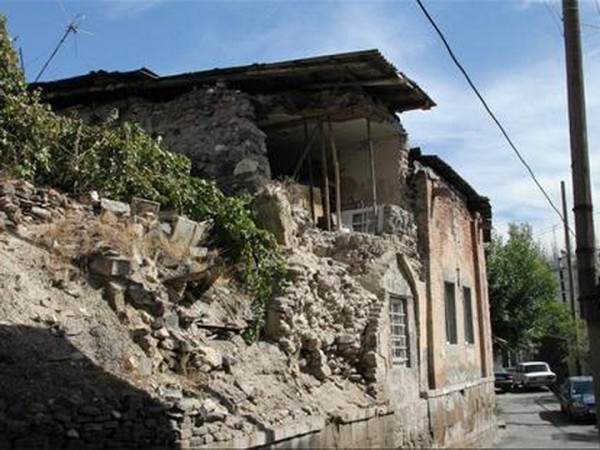 Yerevandakı tarixi Göy məscid dağılır - FOTO