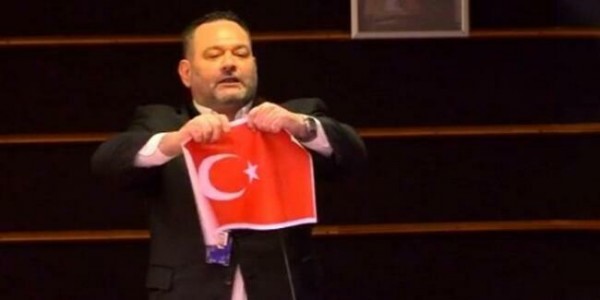 Türkiyə bayrağını cıran deputat belə cəzalandırıldı