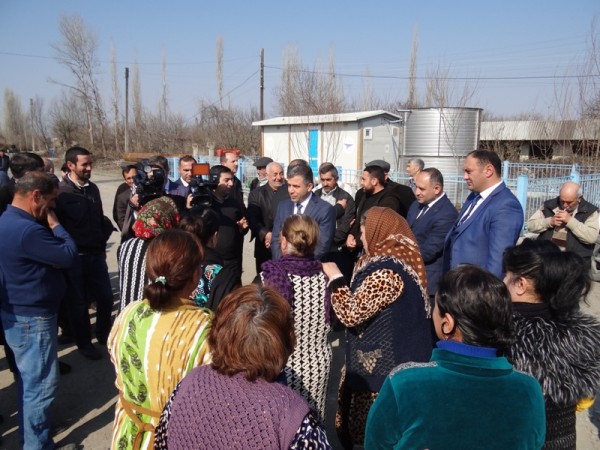 Baş direktor narazı sakinlərlə GÖRÜŞÜB