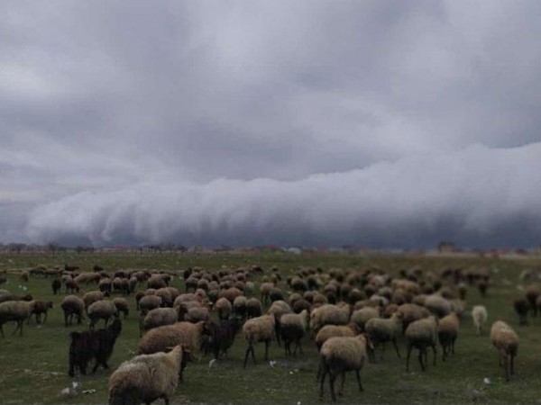 Bakı səmasında QƏRİBƏ HADİSƏ - Sunamiyə bənzəyir - REAL FOTOLAR