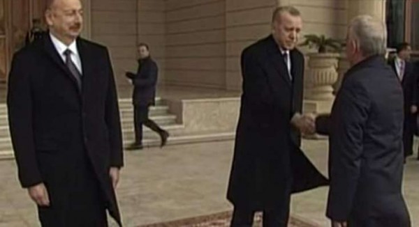 Əli Əsədovun Ərdoğanla salamlaşması Türkiyə mətbuatında gündəm oldu
