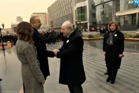 Prezident İlham Əliyev Xocalı abidəsinin qarşısında Ayaz Mütəllibovla görüşdü