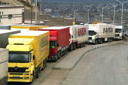 Türkiyə-Naxçıvan sərhədində yük avtomobillərinin keçidi bərpa edildi